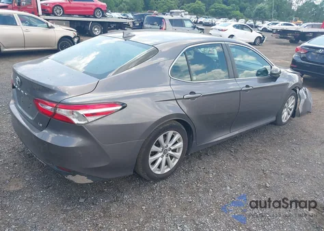 2020 Toyota Camry Le z USA, uszkodzony, nr VIN 4T1C11AK7LU339279